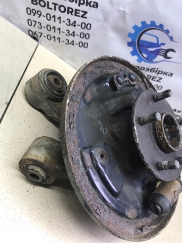 Кулак поворотний лівий 4615065J00 SUZUKI