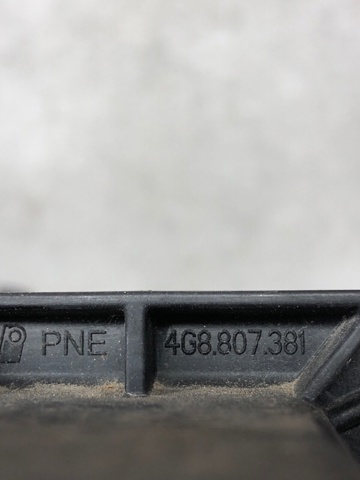 Кронштейн бампера заднього, центральний 4G8807381 VAG