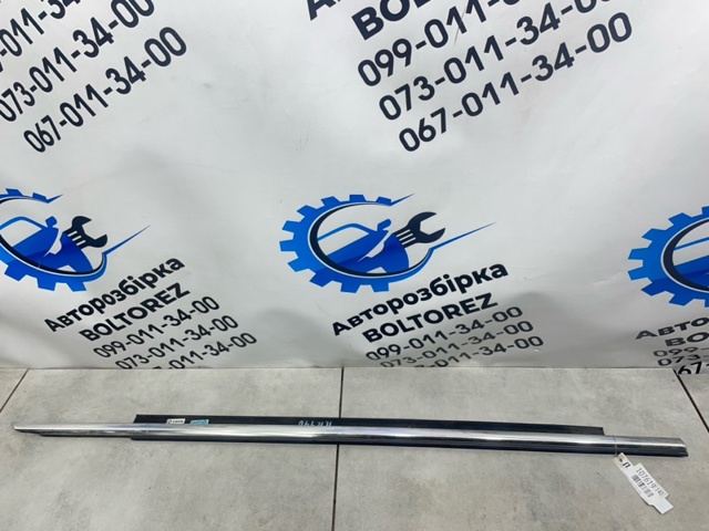 Молдинг опускного скла дверей передньої, правої 4G8853284B VAG