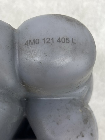 Бачок системи охолодження двигуна розширювальний 4M0121403C VAG