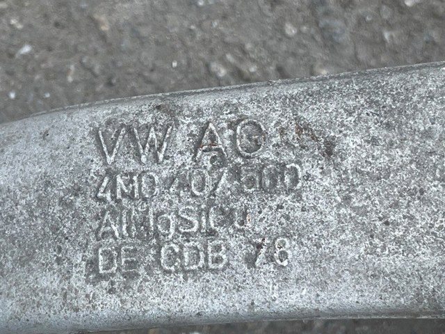 Цапфа поворотна права 4M0407254K VAG