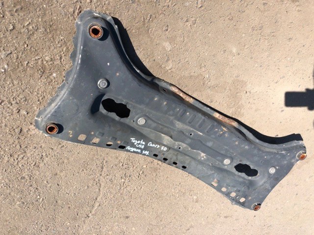Балка задньої підвіски поперечна 5120606091 TOYOTA