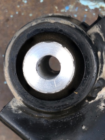 Балка задньої підвіски поперечна 5120606130 TOYOTA