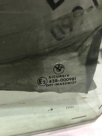 Скло передньої правої двері 51348196722 BMW
