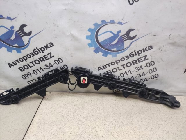 Кріплення бамера ліве 521560R070 TOYOTA