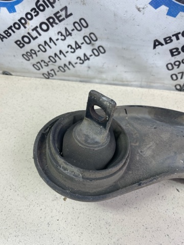 Важіль/тяга задньої підвіски подовжній нижній, лівий 552702T000 HYUNDAI
