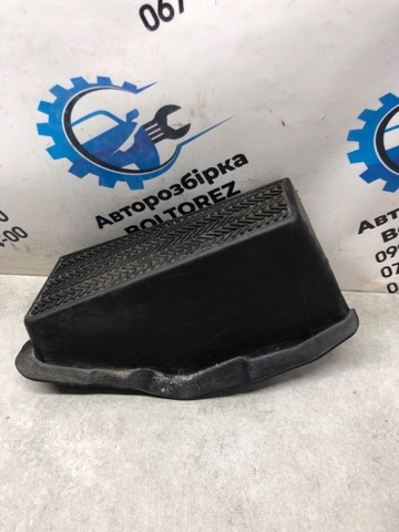 Упор для ніг, передній 5819060120 TOYOTA