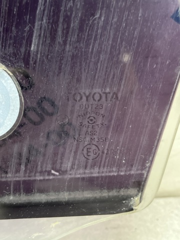 Скло передніх дверей, правою 6810112560 TOYOTA
