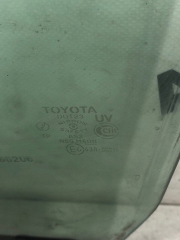 Вікно (передніх дверей) двері 6810242090 TOYOTA