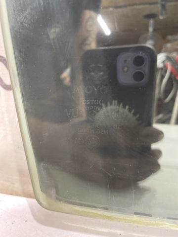 Скло задньої двері правої 6811333150 TOYOTA