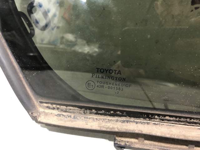 Скло-кватирка двері, задній, правій 6812305090 TOYOTA