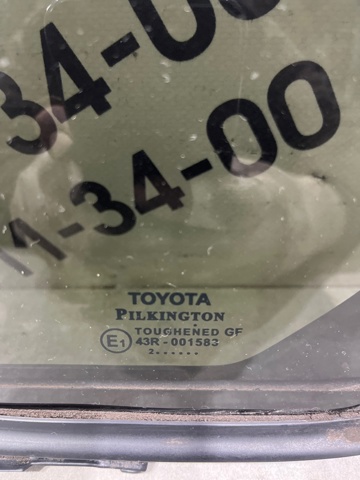 Куточок задніх лівих дверей 6812405090 TOYOTA