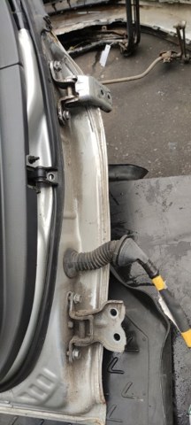 Петля водійських дверей 687200D010 TOYOTA