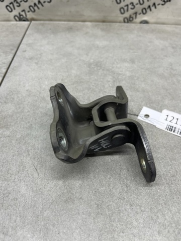 Петля передніх дверей права 6873002050 TOYOTA