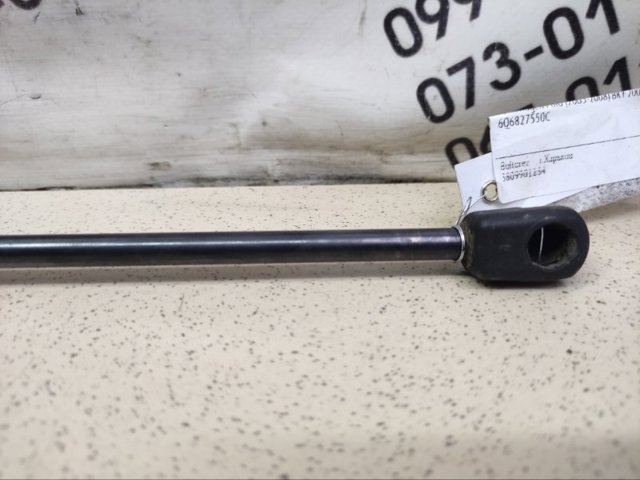 Амортизатор багажника правий 6Q6827550C VAG