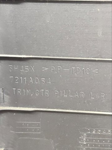 Обшивка стійки кузова внутрішня, середня нижня права 7211A054XA MITSUBISHI