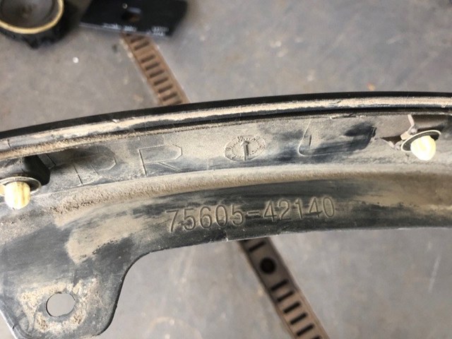 Молдинг заднього правого крила 7560542140 TOYOTA