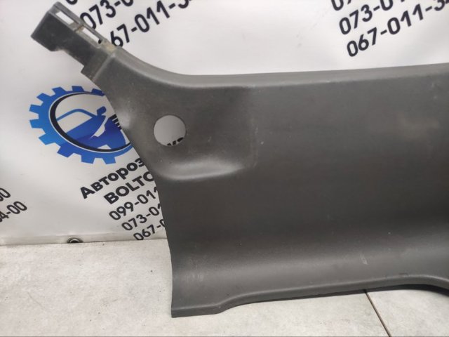 Обшивка стійки кузова внутрішня, задня права 76938EB30A NISSAN