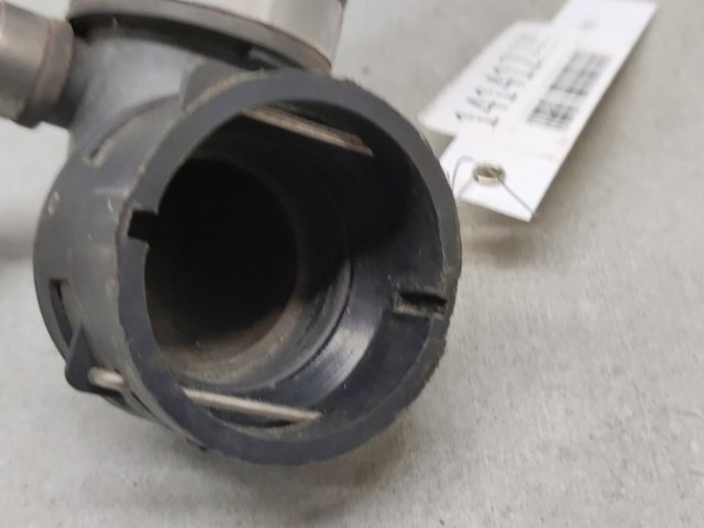 Патрубок системи охолодження 7L6122101J VAG