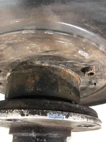 Цапфа поворотна ліва 7L6505435B VAG