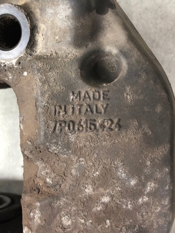 Супорт гальмівний задній правий 7P6615424D VAG