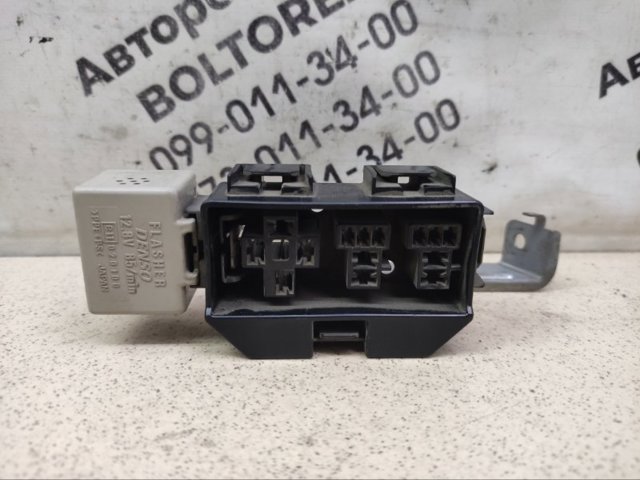 Автомобільні реле поворотів Toyota Avensis 1