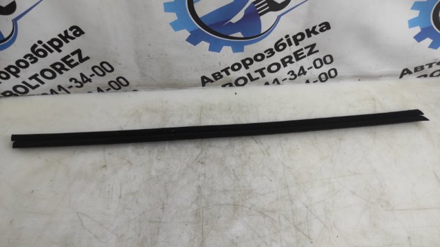 Ущільнювач скла передніх дверей правої, зовнішній (планка) 822203S000 HYUNDAI
