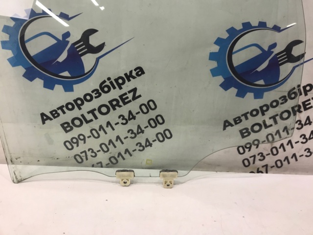 Скло заднє ліве 823018H300 NISSAN