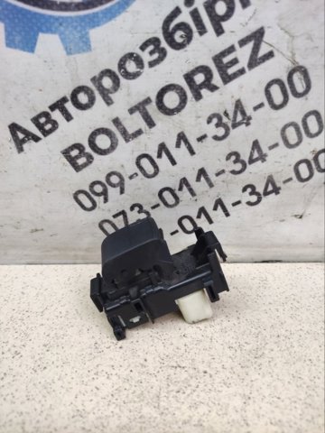 Кнопка підйомника переднього правого скла 848100D030 TOYOTA