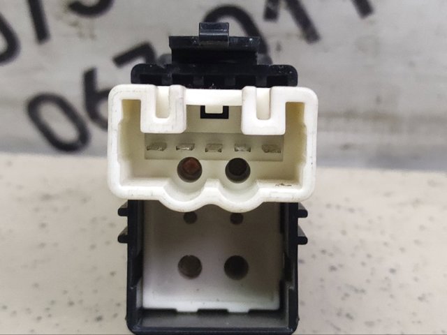 Кнопка підйомника переднього правого скла 8481012080 TOYOTA