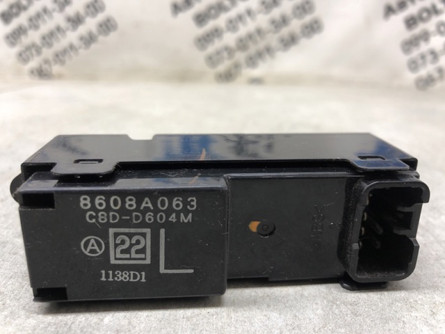 Кнопка вмикання двигуна склопідіймача задня 8608A063 MITSUBISHI