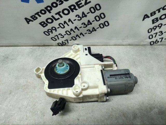 Мотор склопідйомника дверей передніх, правих 8K0959812 VAG