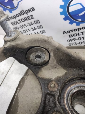 Кулак поворотний лівий 8R0505435C VAG