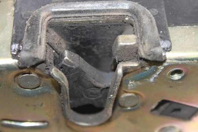 Замок задніх дверей, правих 90503996 OPEL