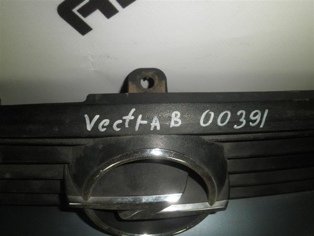 Решітка радіатора 90505722 OPEL