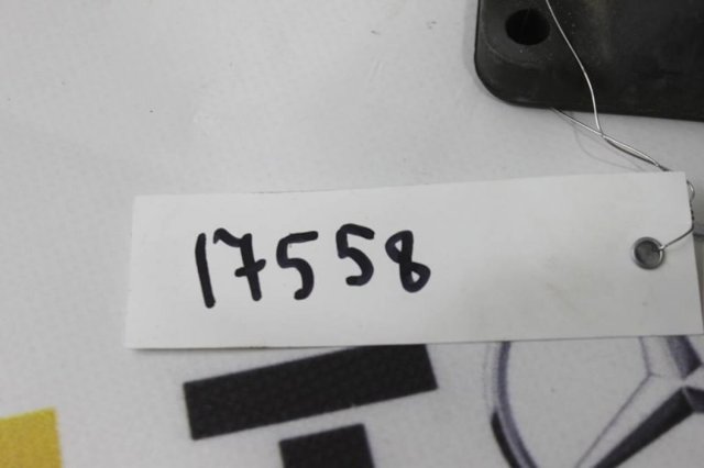 Кронштейн подушки (опори) двигуна, правої A1122232104 MERCEDES