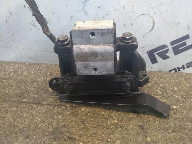 Кронштейн подушки коробки передач A1402421340 MERCEDES