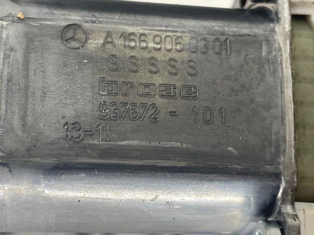 Двигун склопідіймача двері передньої, правої A1669060301 MERCEDES