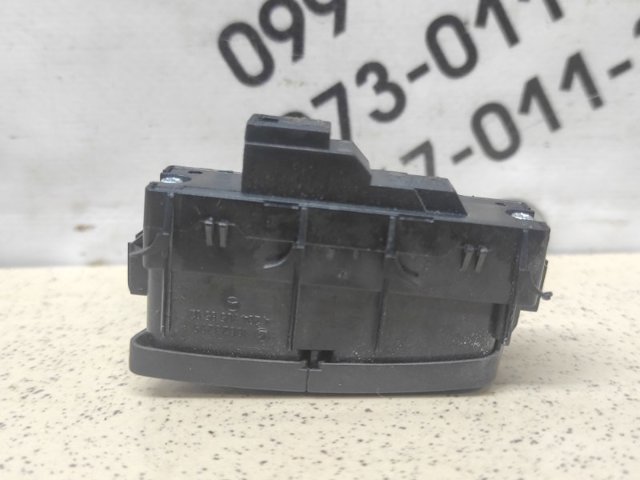 Кнопка блокавання дверей A2049058502 MERCEDES