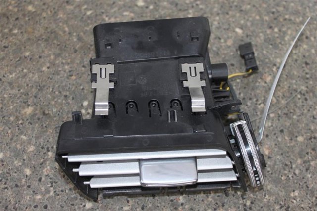 Решітка повітропровода ліва A2128303354 MERCEDES