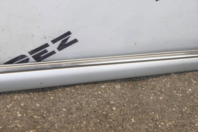 Накладка передніх правих дверей верхня A2206900662 MERCEDES