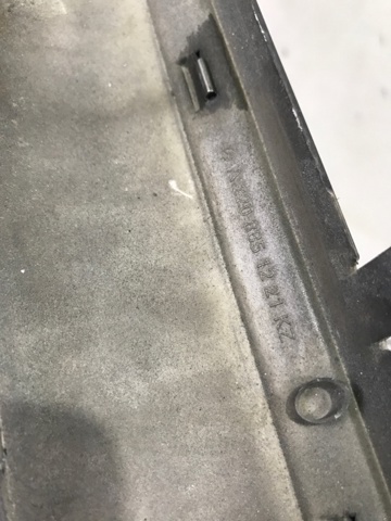 Молдинг бампера заднього, центральний A2208851221 MERCEDES