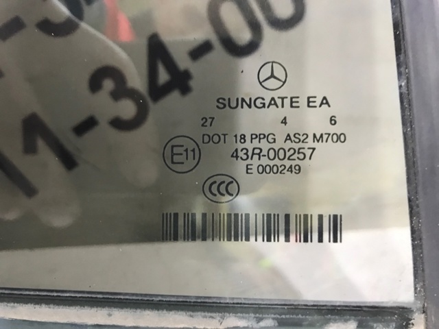 Скло задніх дверей, правих A2217300820 MERCEDES
