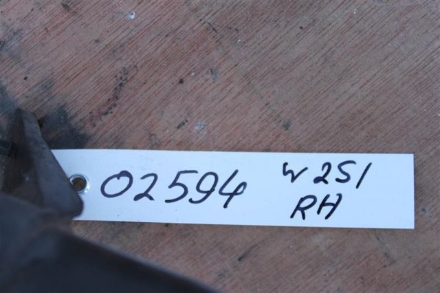 Форсунка омивача фари передньої, правої A2518600647 MERCEDES