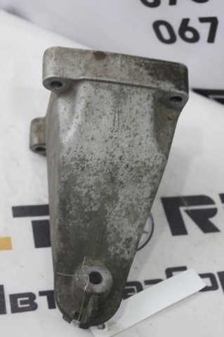 Кронштейн подушки (опори) двигуна, правої A2712230804 MERCEDES