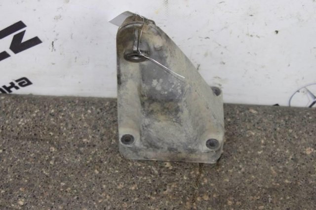 Кронштейн подушки (опори) двигуна, правої A6112230804 MERCEDES