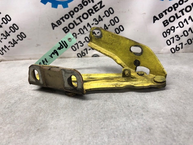 Шарнір капота правий A9067500121 MERCEDES