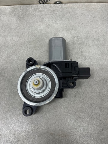 Моторчик склопідйомника двері задніх, правих BHN95858X MAZDA