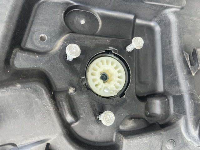 Склопідйомник задніх правих дверей BP4K72590E MAZDA