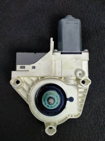 Мотор склопідйомника дверей передніх, правих CUR000140 LAND ROVER